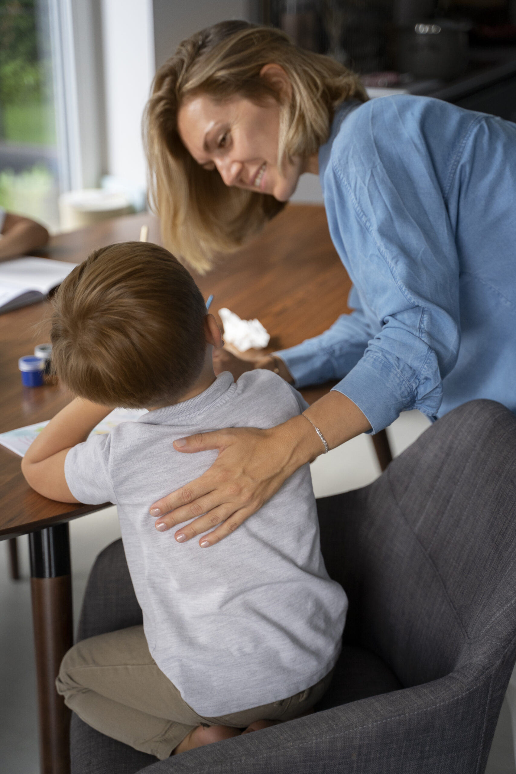 dziecko-zdobywa-edukacje-w-domu