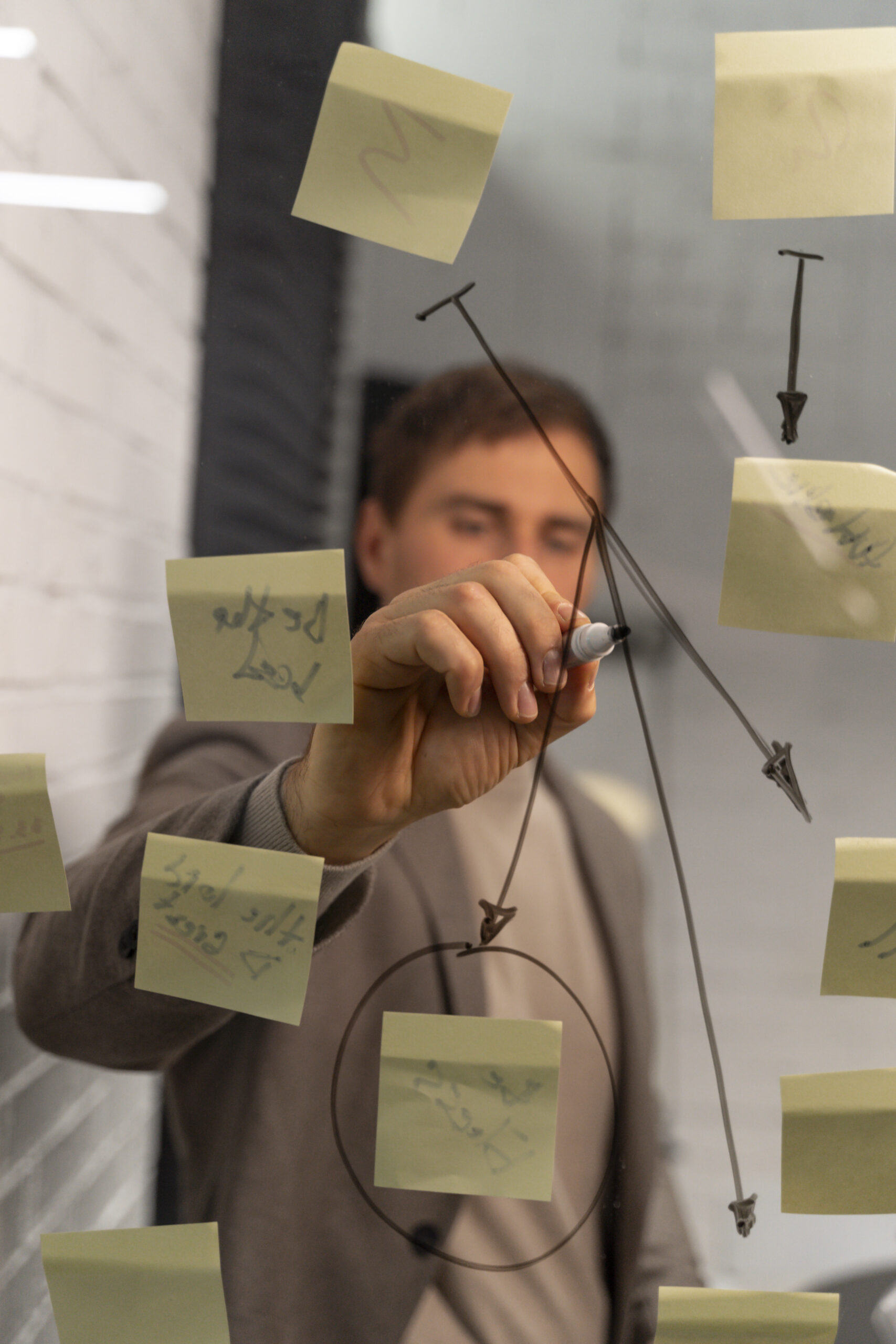 wlasciciel-firmy-pracujacy-nad-swoja-strategia